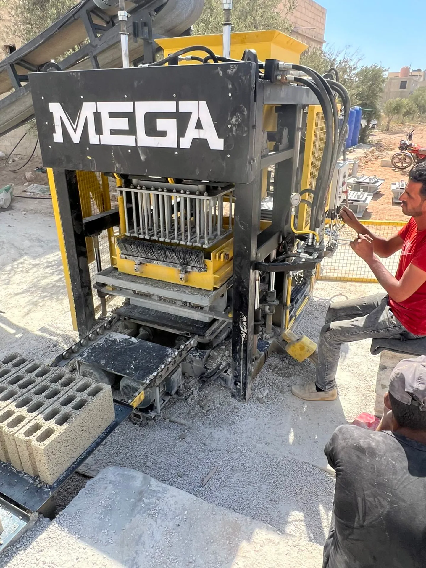 MEGA M-PR 3.1 machine producing hollow concrete blocks at a customer site in Syria
